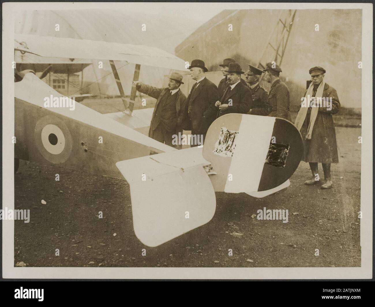 Il fronte occidentale Descrizione: Il primo Ministro della Nuova Zelanda esaminando una macchina britannica. Annotazione: Il Fronte Occidentale. Il primo Ministro della Nuova Zelanda [William Ferguson Massey] guardando un aereo britannico. Data: {1914-1918} Parole Chiave: WWI, fronti, forze aeree, soldati, politici Nome Persona: Massey WF Foto Stock