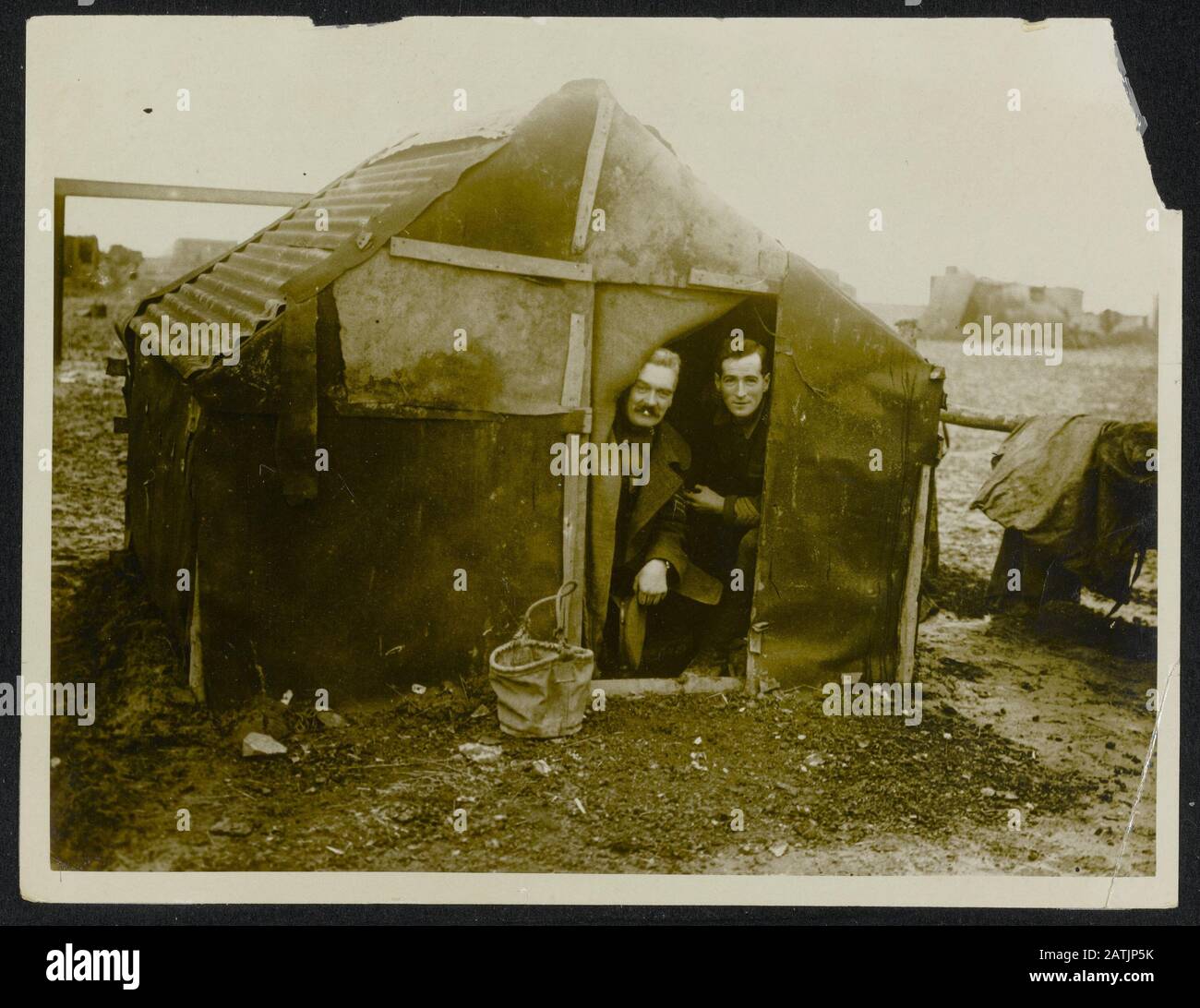 The British Western Front Description: La Loro Casa Sulla Somme Annotation: British Western Front. Soldati britannici in una capanna di ferro ondulato nella Somme Data: {1914-1918} Località: Francia, Somme Parole Chiave: WWI, fronti, capanne, soldati Foto Stock