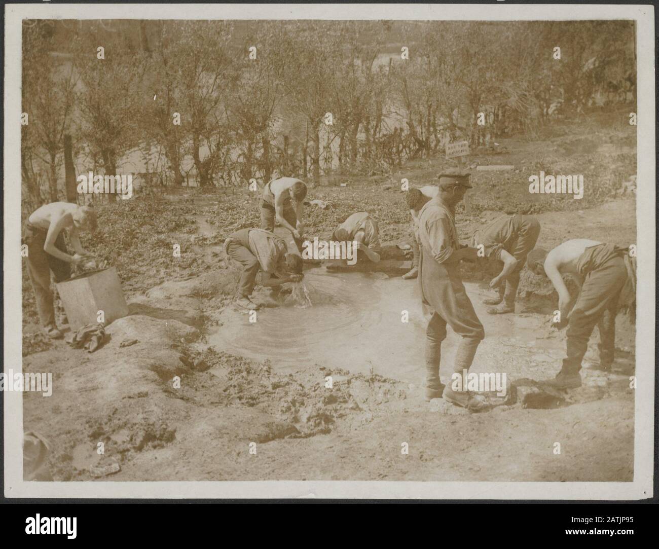 The British Western Front Descrizione: Tommies lavaggio in un buco di conchiglia, Blangy. Annotazione: Il Fronte Occidentale Britannico. I soldati britannici bagnano in un cratere allagato. Data: {1914-1918} luogo: Blangy, Francia Parole Chiave: Crateri bomba, prima guerra mondiale, fronti, soldati, cura Foto Stock