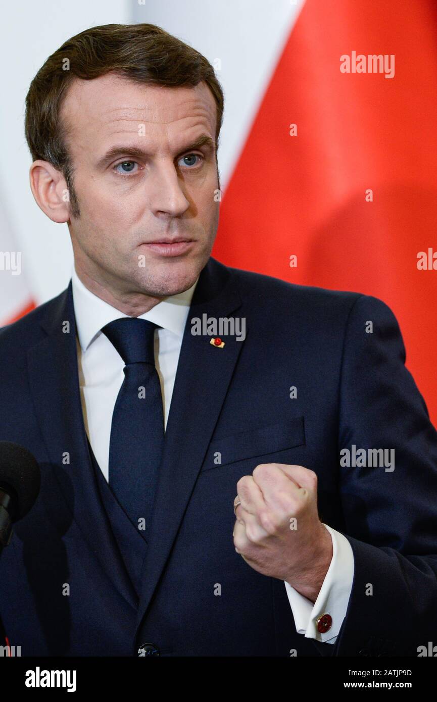 Presidente della Francia, Emmanuel Macron rilascia una dichiarazione stampa dopo un incontro bilaterale al Palazzo Presidenziale.Per la prima volta negli ultimi 6 anni, Un capo di Stato francese visita la Polonia a causa delle relazioni tra entrambi i paesi sono state delicate dopo che il governo polacco Law and Justice (PIS) ha abolito un accordo di elicottero da 3,4 miliardi di dollari con Airbus nel 2016. Foto Stock