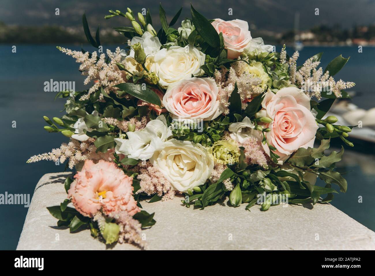 Bouquet nuziale di rose bianche. Attributi o accessori per matrimoni. Foto Stock