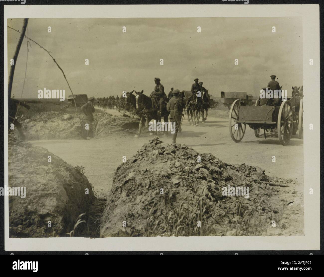 The British Advance in the West Descrizione: Controllo del traffico su una strada principale - nota poliziotto al centro del legno Annotazione: L'avanzata britannica in Occidente. Controllo del traffico su una strada principale - nota la polizia nel mezzo del traffico Data: {1914-1918} Parole Chiave: WWI, fronti, soldati, cavalli, traffico Foto Stock