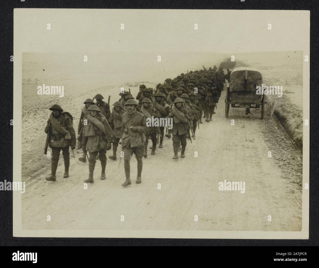 The British Western Front In France Descrizione: Verso Le Trincee Della Front Line. Lancashire Fusilers sulla March Annotation: British Western Front in Francia. Nelle trincee; Lancashire Fusiliers marciare alla guerra Data: {1914-1918} Località: Francia Parole Chiave: Prima guerra mondiale, fronte, fronti, soldati, neve Foto Stock