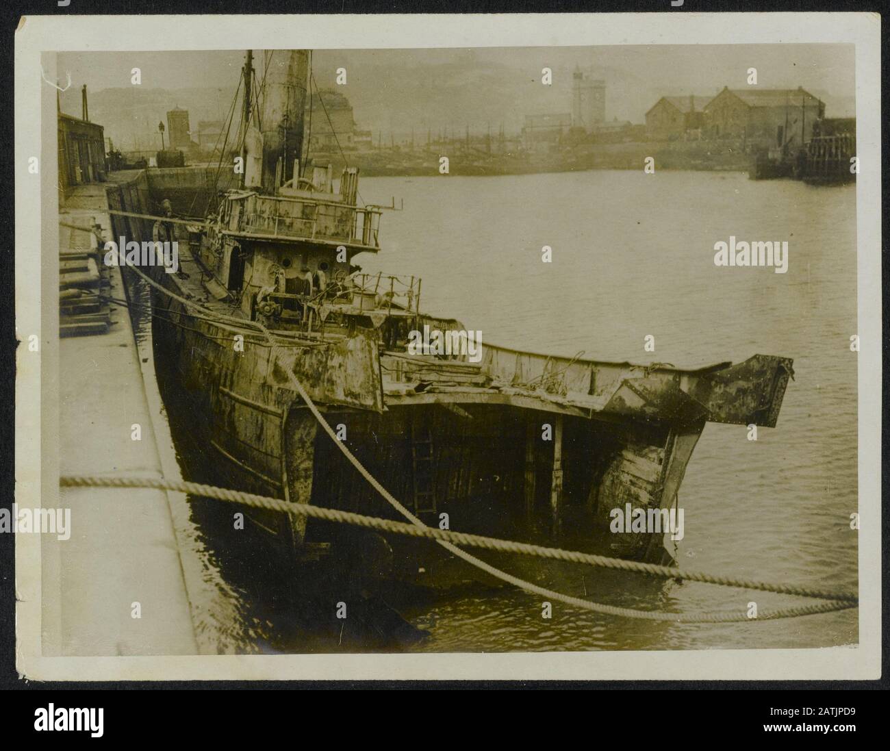 Con la marina britannica in tempo di guerra descrizione: Trawler con archi soffiati fuori - rammarico o colpire una miniera Annotazione: La marina britannica in tempo di guerra. Una strascico con prua di prop dovuto camminare su una miniera Data: {1914-1918} Parole Chiave: Prima guerra mondiale, pescherecci da traino, miniere Foto Stock