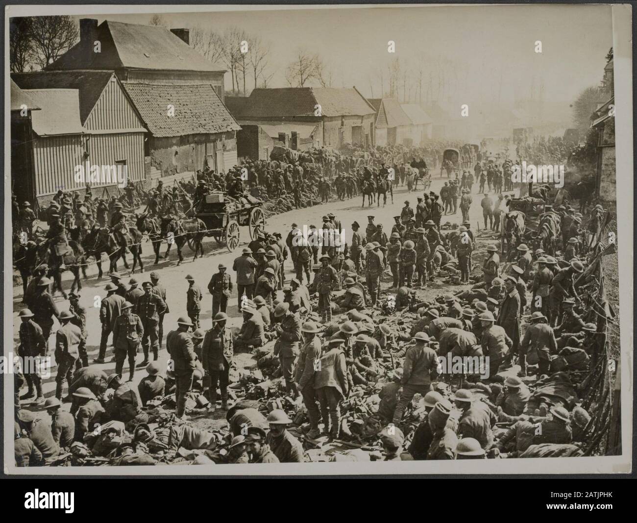 Il fronte occidentale britannico in Francia - l'offensiva tedesca Descrizione: Truppe e trasporto passando attraverso un villaggio Annotazione: Fronte occidentale britannico in Francia. L'offensiva tedesca. Truppe e trasporto di passaggio attraverso un villaggio Data: {1914-1918} luogo: Francia Parole Chiave: Villaggi, Prima guerra mondiale, fronti, trasporti, truppe Foto Stock