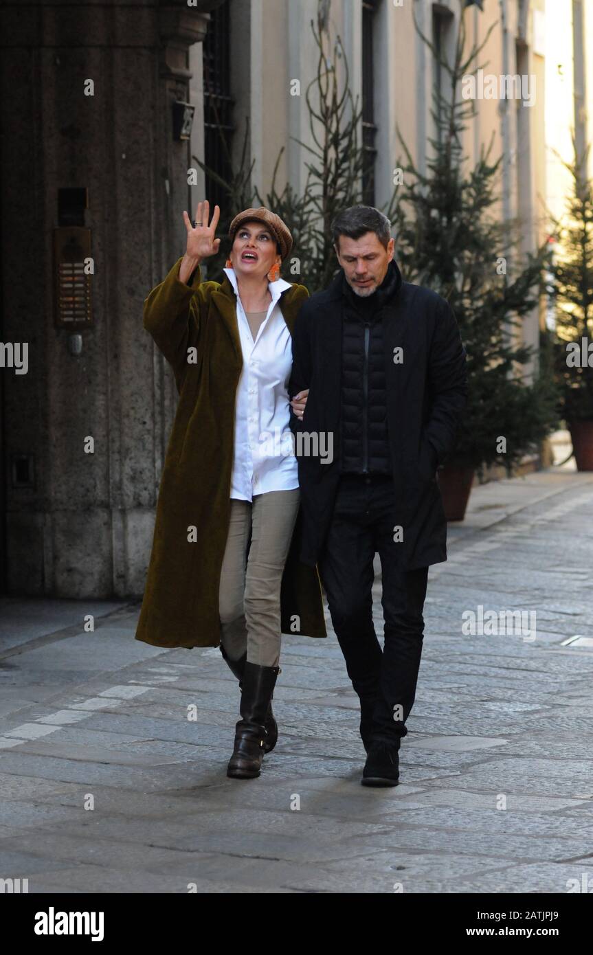 Milano, Zvonimir Boban e sua moglie Leonarda camminando nel centro di Zvonimir 'Zorro' Boban, direttore di Milano, ex calciatore milanese e nazionale croato, camminano per le strade del centro insieme alla moglie Leonarda. Foto Stock