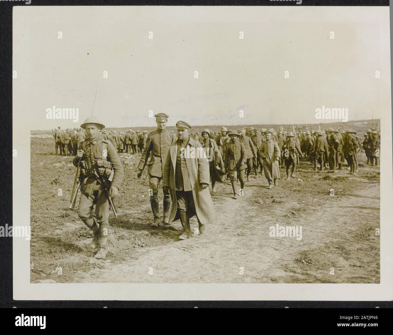 Con i canadesi nella grande battaglia Descrizione: Due ufficiali tedeschi catturati dai canadesi che sono presi dietro le linee, seguito da pochi Dei Loro uomini. I canadesi spararono molti prigionieri nel tumultuoso di Courcelette il 15th settembre [1916] Annotazione: I canadesi nella grande battaglia. Due catturati dai Canadiani ufficiali tedeschi, seguiti da alcuni dei loro uomini sono dimessi dietro le file. I canadesi fecero molti prigionieri di guerra nella cicogna di Courcelette. Data: 15 settembre 1916 luogo: Courcelette, Francia Parole Chiave: WWI, fronti, prigioniero di guerra, soldati, ufficiali Foto Stock