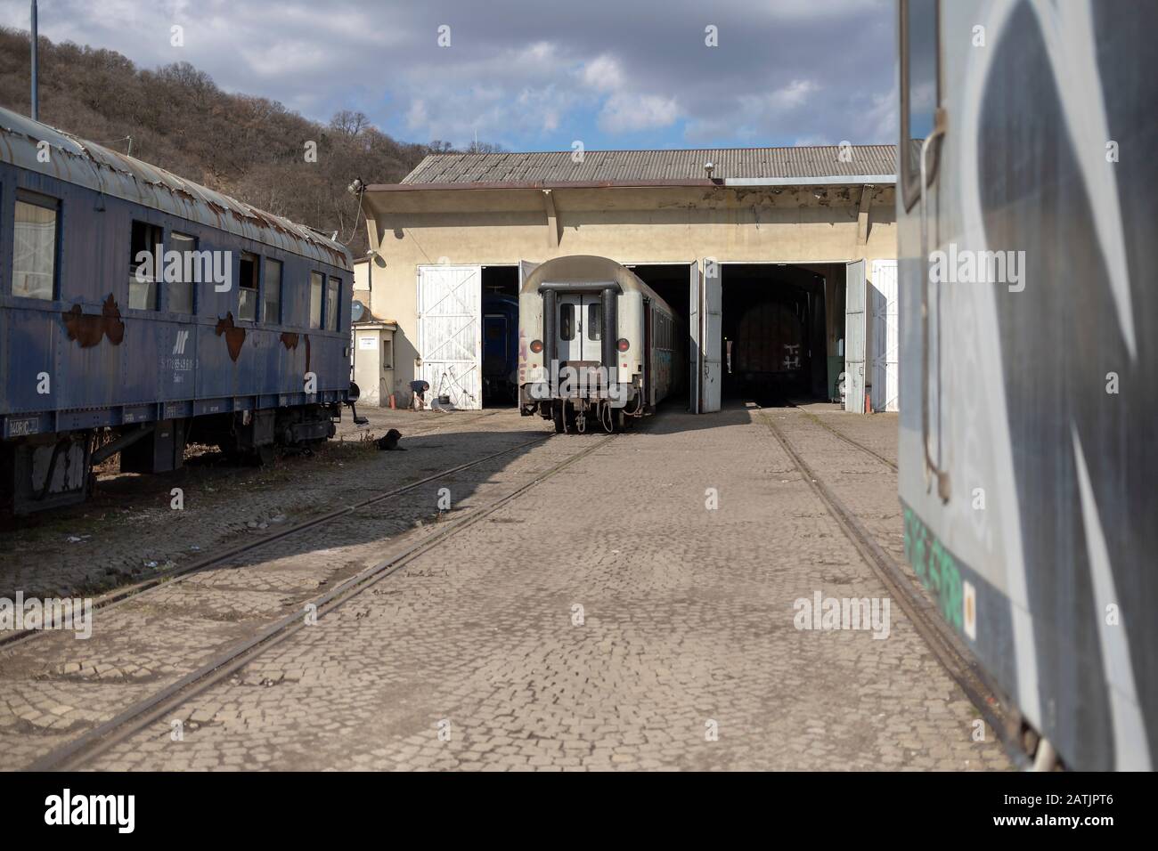 Belgrado, Serbia - vagoni ferroviari passeggeri presso il deposito di manutenzione Foto Stock