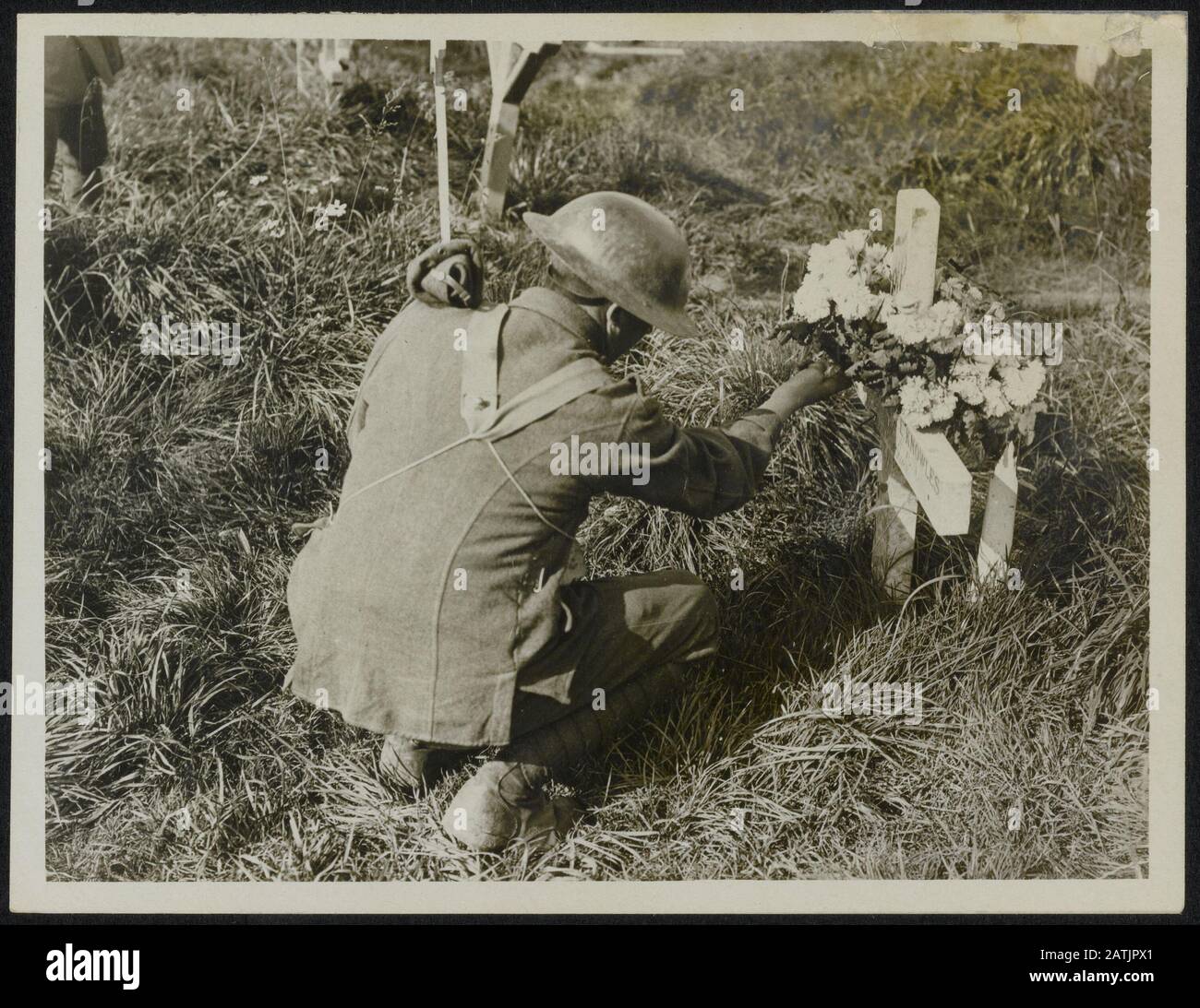 Il fronte occidentale britannico la battaglia di Broodseinde Descrizione: Un Tommy ispezionare la tomba dei nostri eroi caduti Annotazione: Fronte occidentale britannico, la battaglia Broodseinde a Ypres. Il soldato inglese ispeziona la tomba dei nostri eroi caduti Data: {1914-1918} luogo: Belgio, Broodseinde Parole Chiave: Prima guerra mondiale, fronti, guerra, soldati Foto Stock