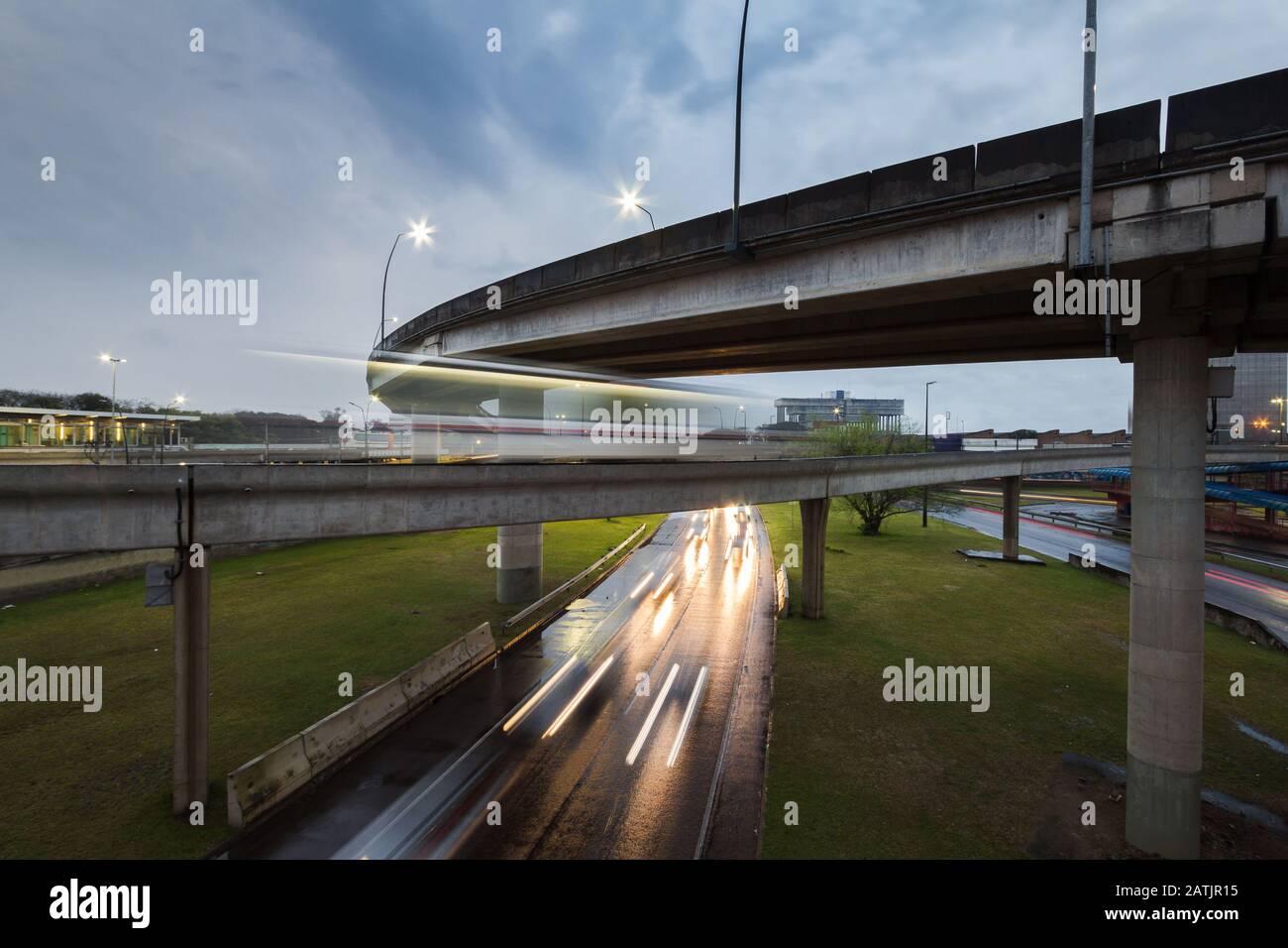 Ponti, viadotti e strada ad alta velocità. Conosciuto come Aeromovel, piccolo treno che passa. Trasporto passeggeri dall'aeroporto di Porto Alegre. Foto Stock