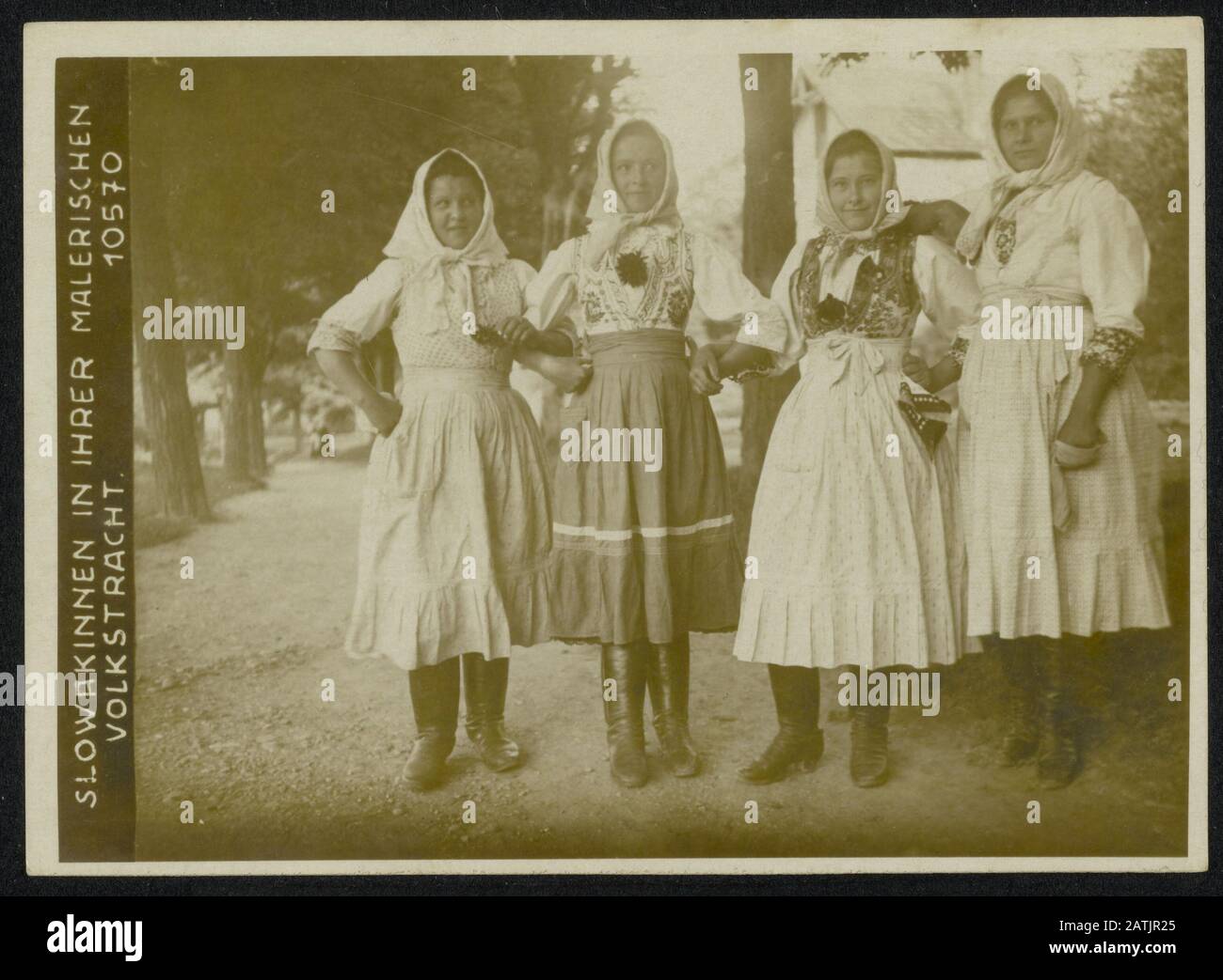 Descrizione: Quattro donne slovacche in costumi Data: {1914-1918} luogo: Slovacchia Parole Chiave: WWI, costumi, donne Foto Stock