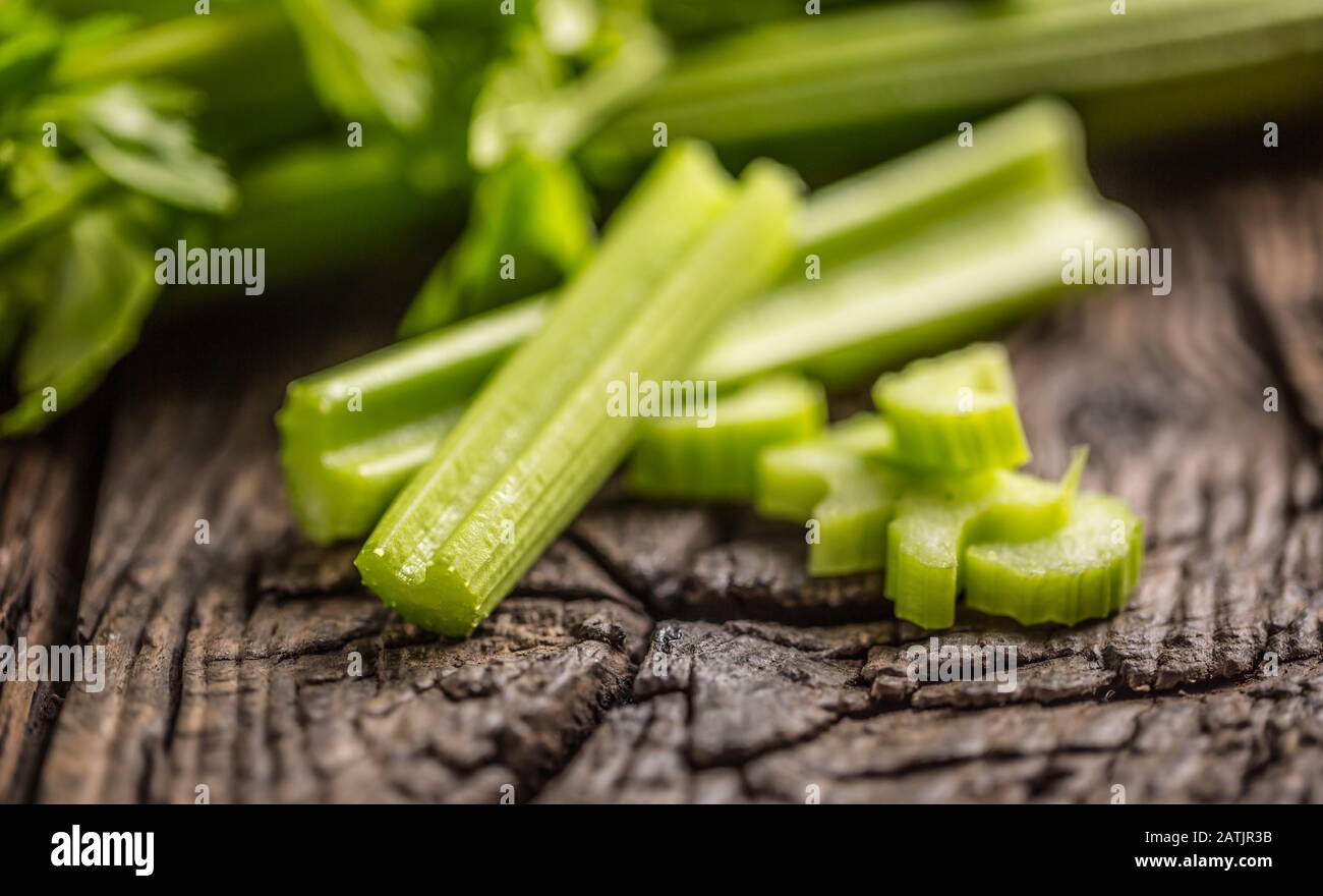 Stocchi di sedano freschi su un tavolo rustico in legno Foto Stock