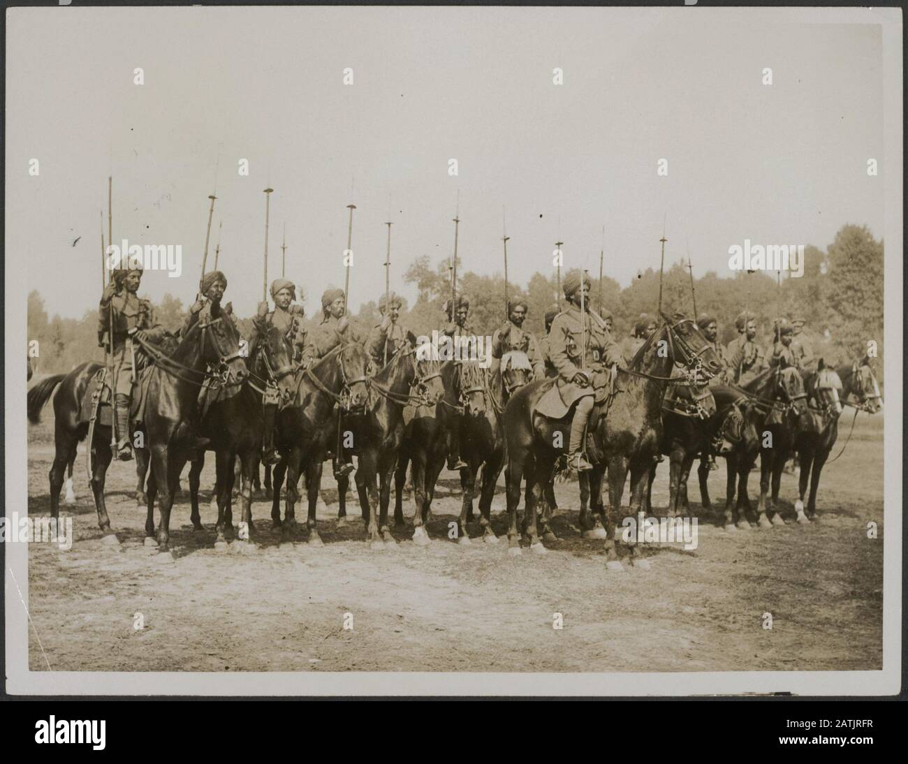 The British Front Description: A trop of Hodson's Horse Annotation: British front. A trop of Hodson's Horse Cavalry Date: {1914-1918} Parole Chiave: Cavalry i primi fronti di guerra mondiale Foto Stock