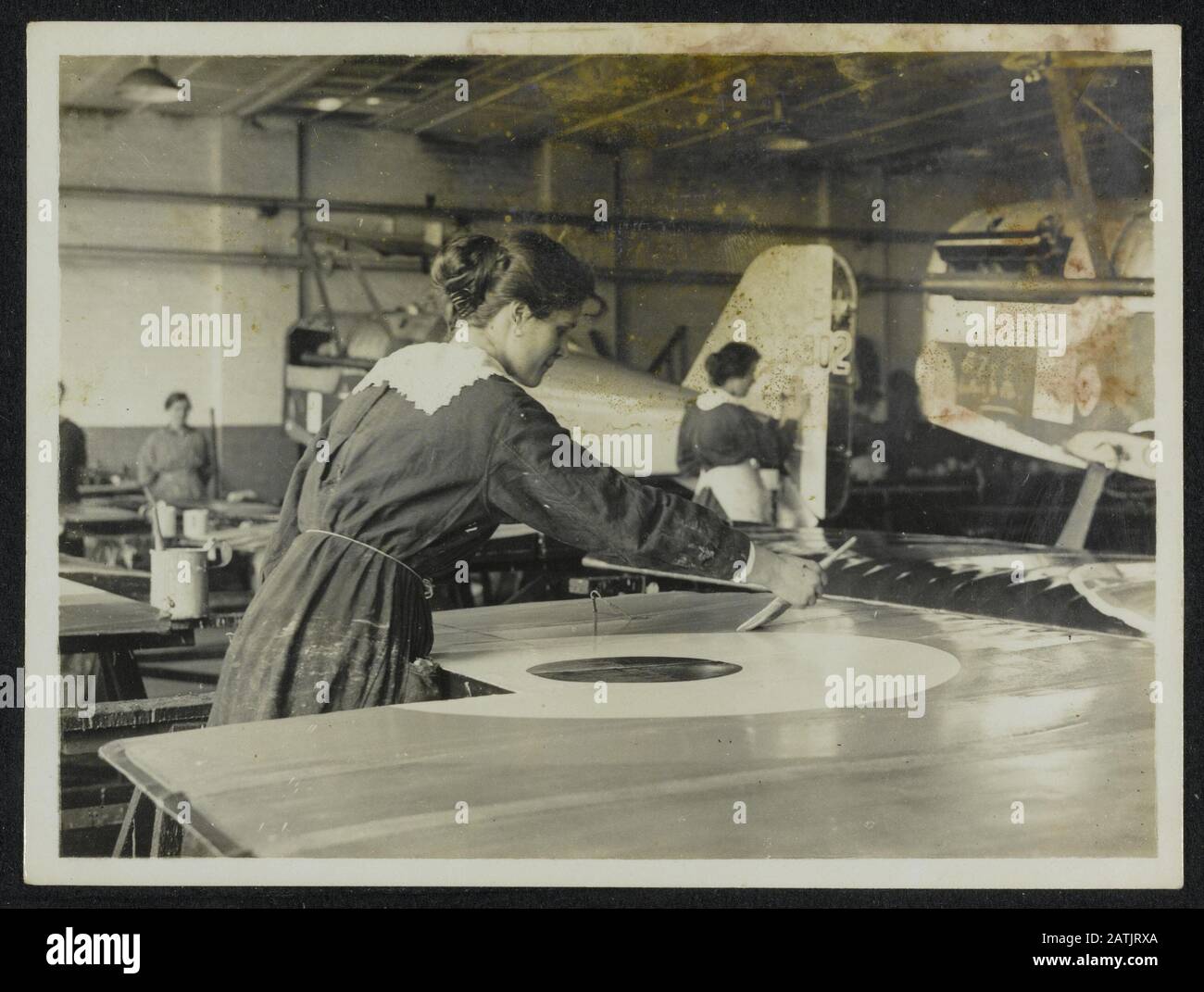 Womens Work Descrizione: Fabbrica di aeroplani vicino Birmingham. Aerei britannici donne lavoratori nelle Midlands. Segno distintivo pittura Annotazione: Lavoro femminile. Fabbrica Di Aerei A Birmimbham. Donne operaie nel settore aeronautico britannico pittura insegna su aereo Data: {1914-1918} luogo: Birmingham, Regno Unito Parole Chiave: WWI, industria bellica, aviazione, lavoro femminile Foto Stock
