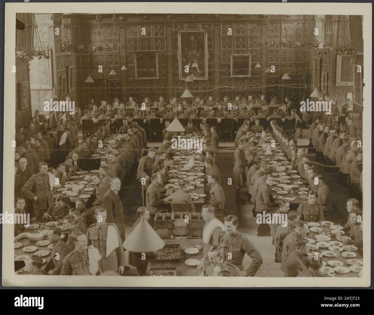 British University in warttime Descrizione: Cambridge. Trinity Hall con cadetti a pranzo Annotazioni: Cambridge. Trinity Hall con i cadetti a pranzo Data: {1914-1918} luogo: Cambridge, UK Parole Chiave: WWI, interni, cadetti, pasti, università Foto Stock