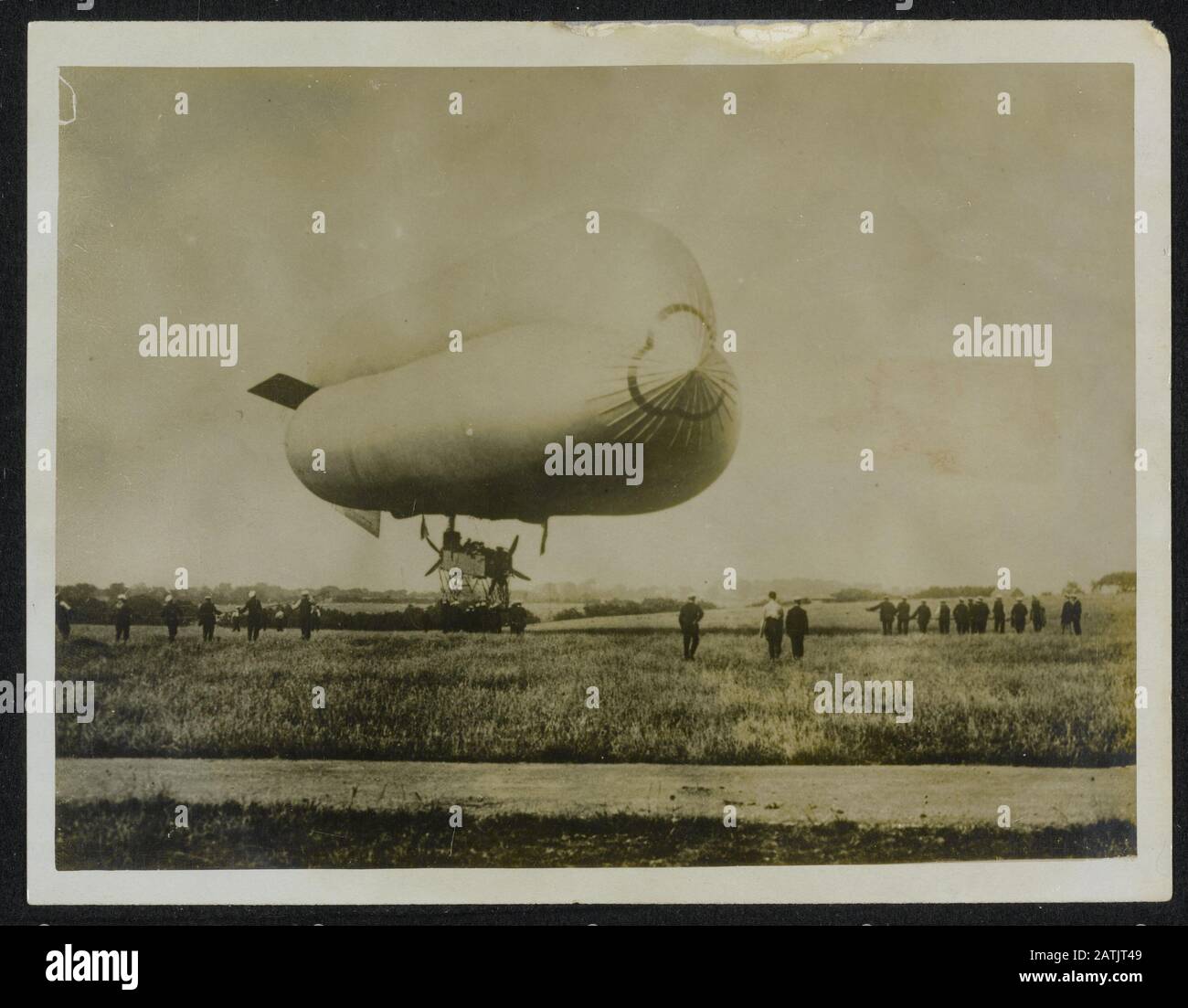 Con la marina britannica in tempo di guerra Descrizione: Airship che comincia fuori sul pattugliamento - sono sempre sullo sguardo per 'U' Barche e aereo nemico Annotazione: La marina britannica in tempo di guerra. L'aeronave parte per un volo di pattuglia. Sono sempre alla ricerca di sottomarini e aerei nemici Data: {1914-1918} Parole Chiave: Prima guerra mondiale, aereo, marina, pattuglia Foto Stock