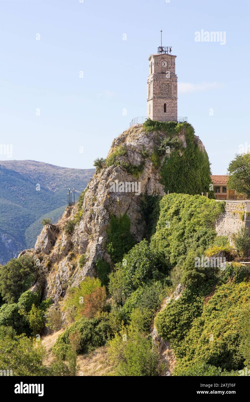 Vista del pittoresco villaggio montuoso di Arachova con l'iconico orologio a torre in Grecia, ai piedi del monte Parnassos, vicino a Delfi. Foto Stock