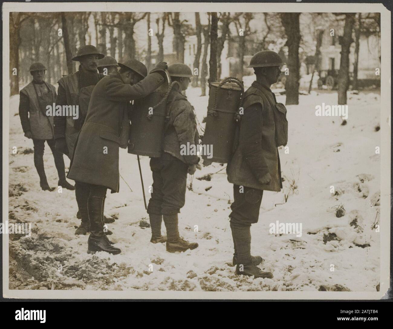 Il fronte occidentale. Come Tommy è alimentato descrizione: Un ufficiale che ispeziona lo stufato nel contenitore prima che vada alle trincee Annotation: Il fronte occidentale. Cibo per i soldati. Un ufficiale inglese ispeziona il contenuto del contenitore per alimenti per cui vanno le trincee Data: {1914-1918} Parole Chiave: WWI, fronti, ispezioni, trincee, cibo Foto Stock