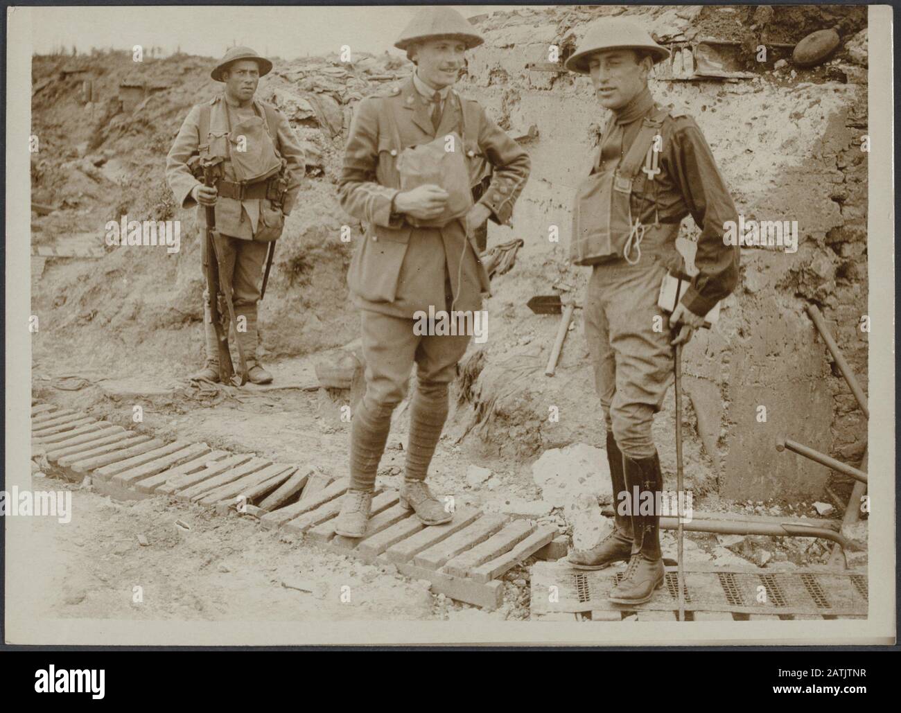 The British Western Front Description: Un ufficiale portoghese con una delle Missione Britannica nelle trincee Annotazione: British Western Front. Un ufficiale portoghese con un ufficiale inglese in trincea Data: {1914-1918} luogo: Francia Parole Chiave: Prima guerra mondiale, fronti, trincee, ufficiali, soldati Foto Stock