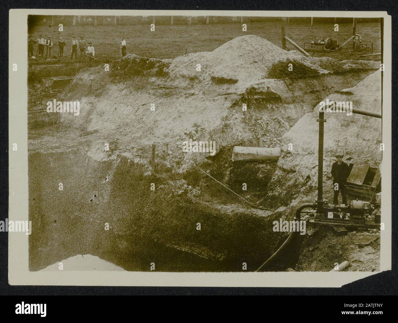 Descrizione: Lavoratori ad un pozzo profondo che è pompato Data: {1914-1918} Parole Chiave: Lavoratori, prima guerra mondiale, pozzi Foto Stock