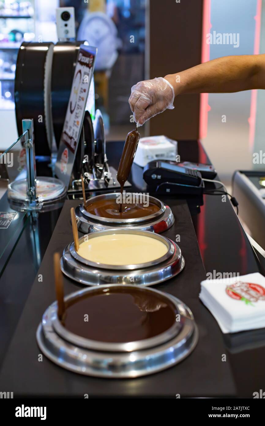 Mosca, Russia - 6 gennaio 2020: Ice cream cafe tre tipi di cioccolato, papsicle cremoso su un bastone in glassa di cioccolato fresco che scorre dal ghiaccio cr Foto Stock
