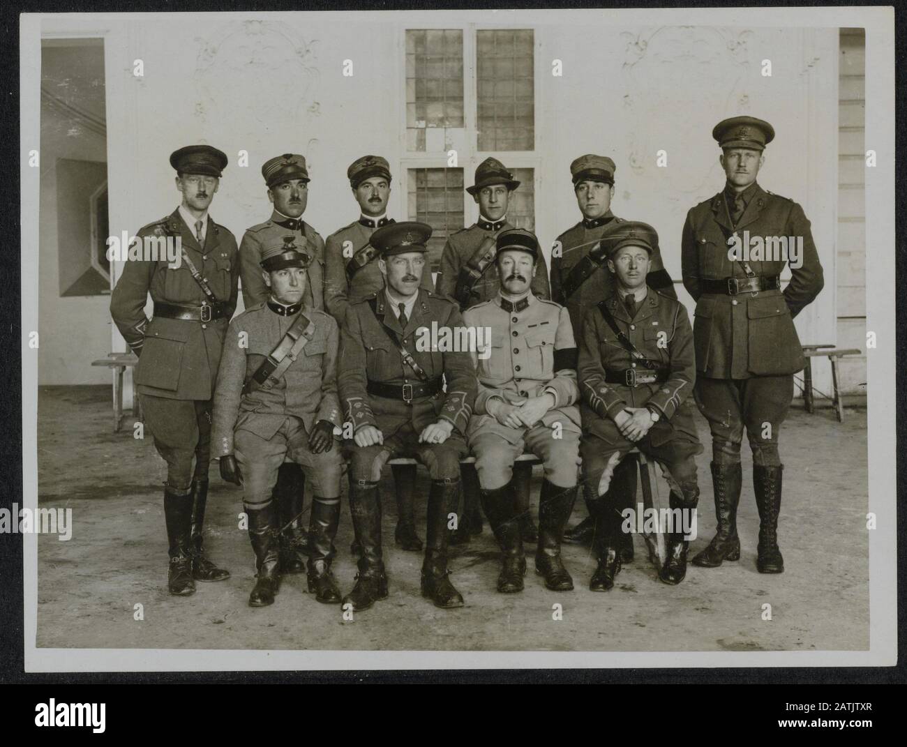 Fotografie ufficiali inglesi dall'Italia Descrizione: In una scuola di istruzione. Comandante E Ufficiali Alleati. Annotazione: Foto ufficiali inglesi dall'Italia. I dirigenti di gruppo di una scuola di istruzione. Il comandante e gli ufficiali alleati. Data: {1914-1918} luogo: Italia Parole Chiave: Prima guerra mondiale, ufficiali, addestramento Foto Stock