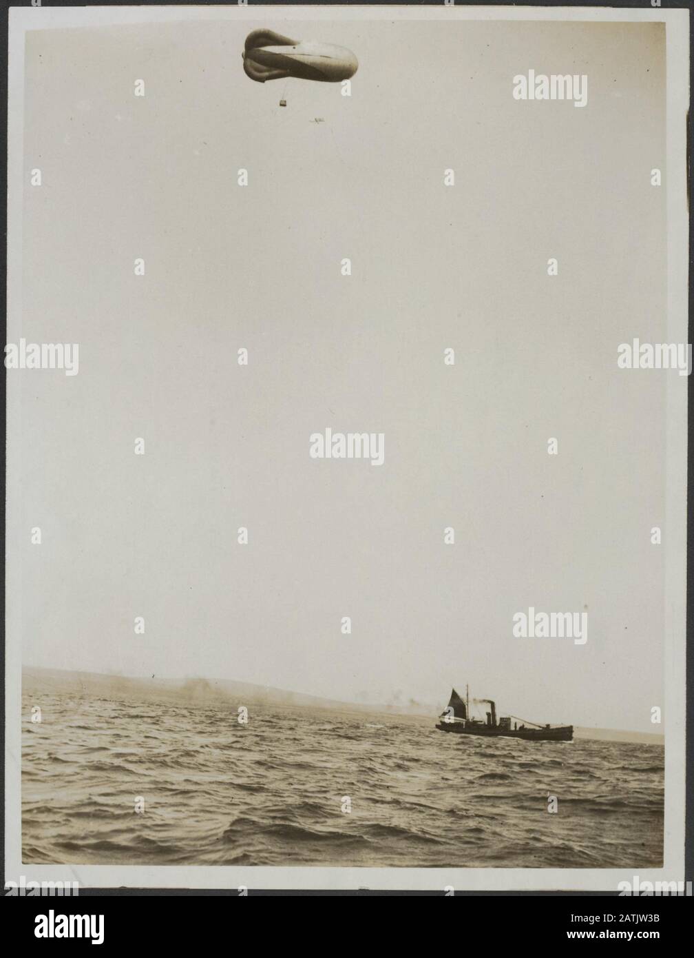 Con la marina britannica in tempo di guerra Descrizione: Palloncini con la flotta. Palloncini Trasportati Per Mezzo di un'annotazione di drifter: La marina britannica in tempo di guerra. Palloncini alla flotta. Palloncini trasportati da un drifter Data: {1914-1918} Parole Chiave: Palloncini, drifters, prima guerra mondiale, marino Foto Stock