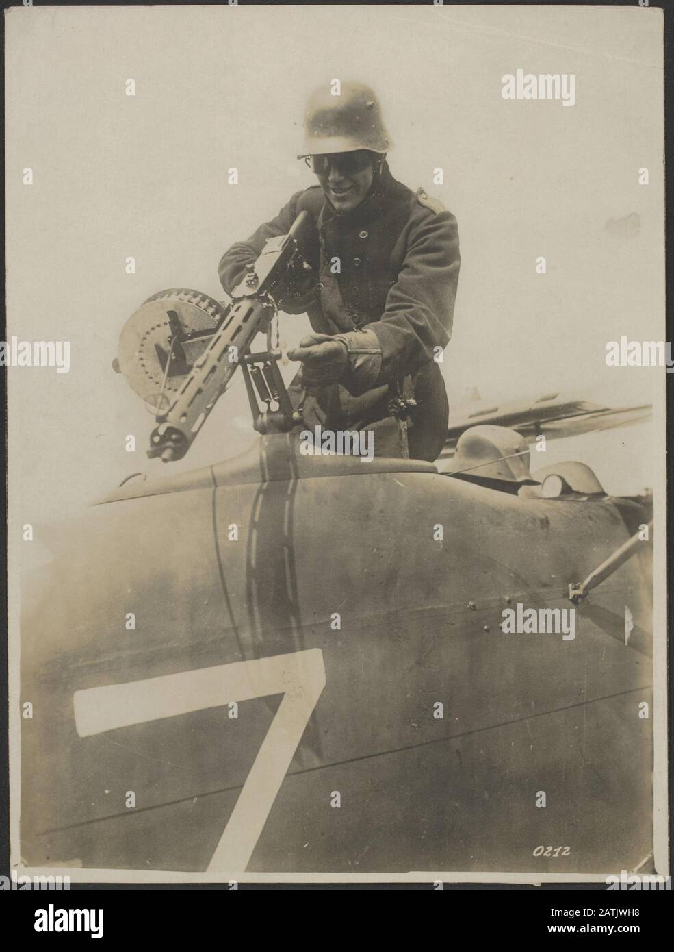 Descrizione: La battaglia piloti tedeschi. L'osservatore di un aereo di battaglia fa per lanciare alcuni colpi di prova con la mitragliatrice. Osservatore e conducente indossano caschi in acciaio per proteggere contro gli schegge. Data: {1914-1918} Parole Chiave: Prima guerra mondiale, piloti combattenti, forze aeree, mitragliatrici Foto Stock