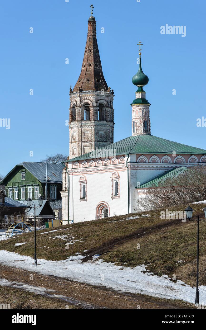 Tempio russo ortodosso. Paesaggio primaverile con una Chiesa nella città provinciale russa di Suzdal. Foto Stock