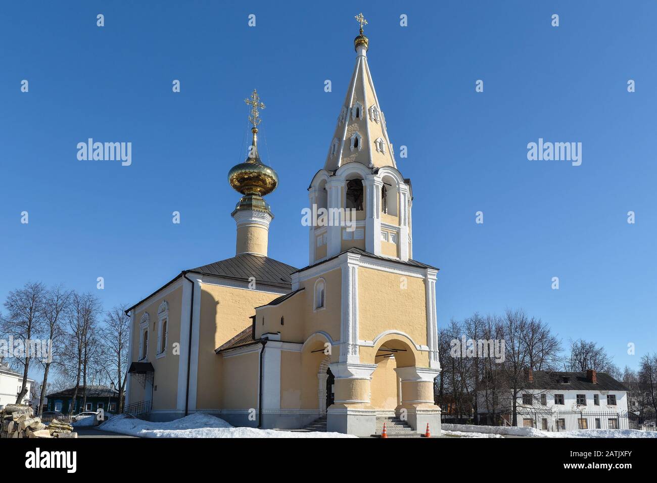 Tempio russo ortodosso. Paesaggio primaverile con una Chiesa nella città provinciale russa di Suzdal. Foto Stock