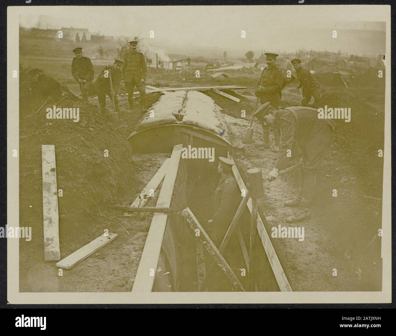 The Western Front Description: Costruire Un Dugout Annotation: The Western Front. Soldati britannici costruiscono una schhuilplaats Data: {1914-1918} Parole Chiave: Prima guerra mondiale, fronti, rifugi, soldati Foto Stock