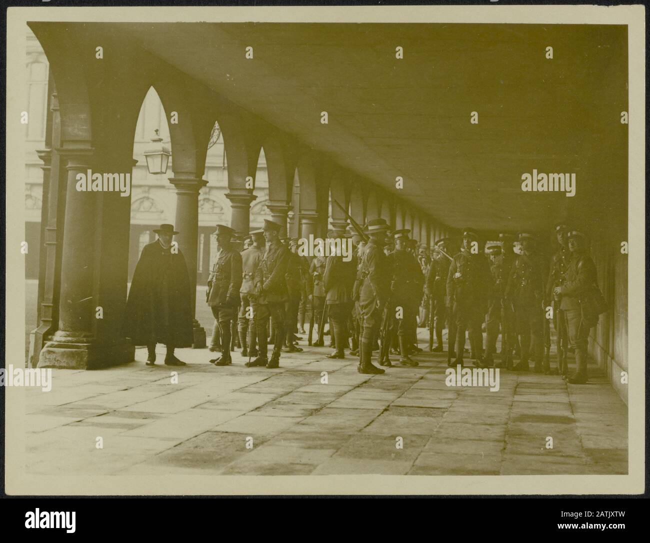 British University in warttime Descrizione: Cambridge. Neville Court, Trinity College, dove i cadetti si perforano in tempo umido Annotazione: British università in tempo di guerra. Cambridge. Esercizi sotto la pioggia Data: {1914-1918} Località: Cambridge, UK Parole Chiave: WWI, esercizi, cadetti, precipitazioni, università Foto Stock