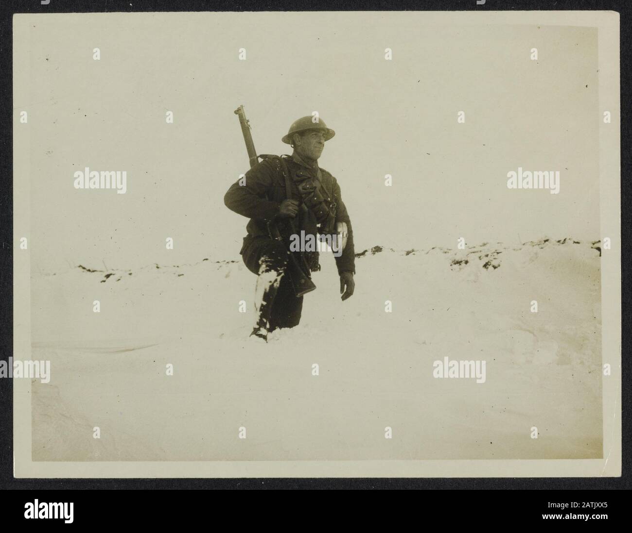 The British Western Front in France Descrizione: [..] British Tommy prova la profondità [..] una deriva di neve. Annotazione: Il Fronte Occidentale Britannico In Francia. British Soldier test the height of the Snow Date: {1914-1918} Location: France Keywords: WWI, fronti, soldati, tempo Foto Stock
