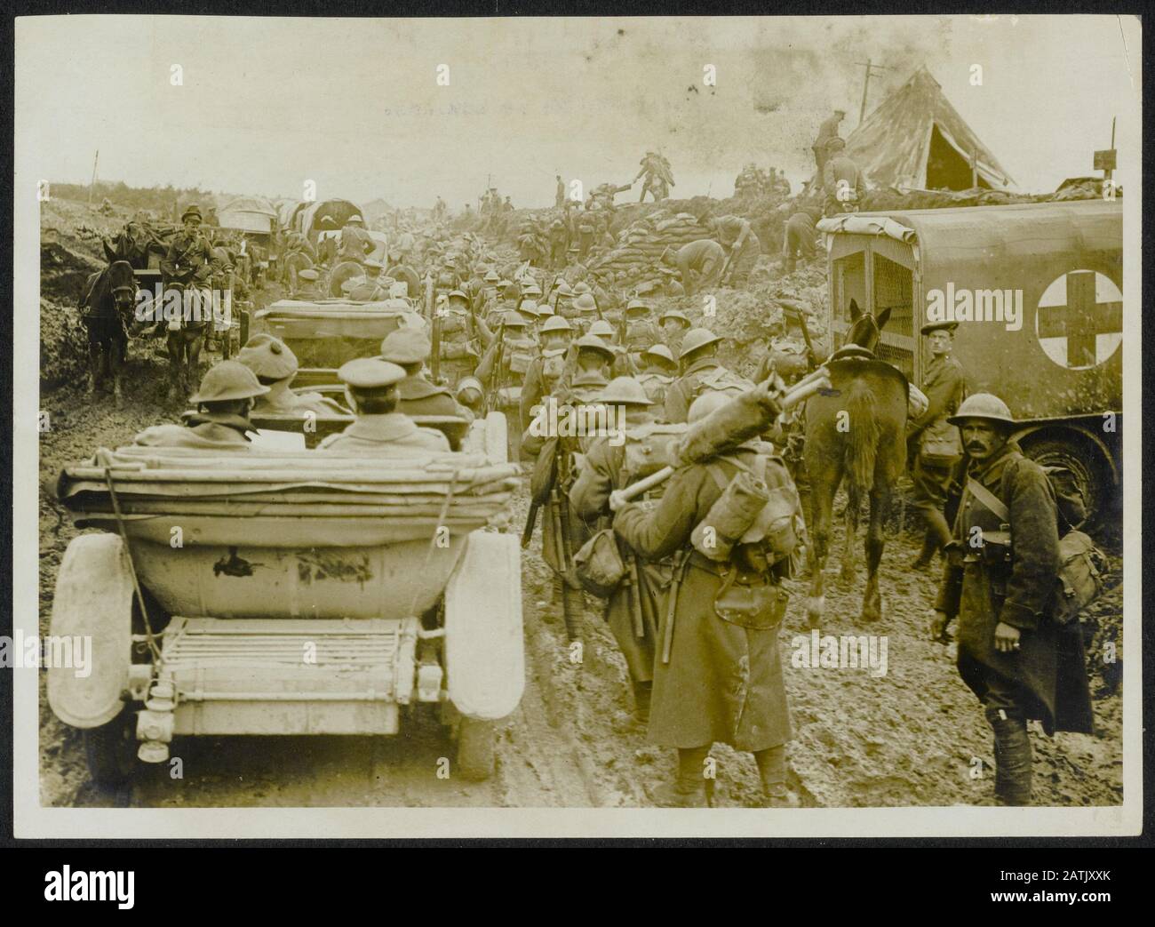 The British Western Front Description: Scena occupata sulla strada vicino Pilkem Annotation: British Western Front in Francia. Traffico militare di stampa su un'autostrada a Pilkem Data: {1914-1918} Località: Belgio, Pilkem Parole Chiave: WWI, fronti, soldati, strade Foto Stock