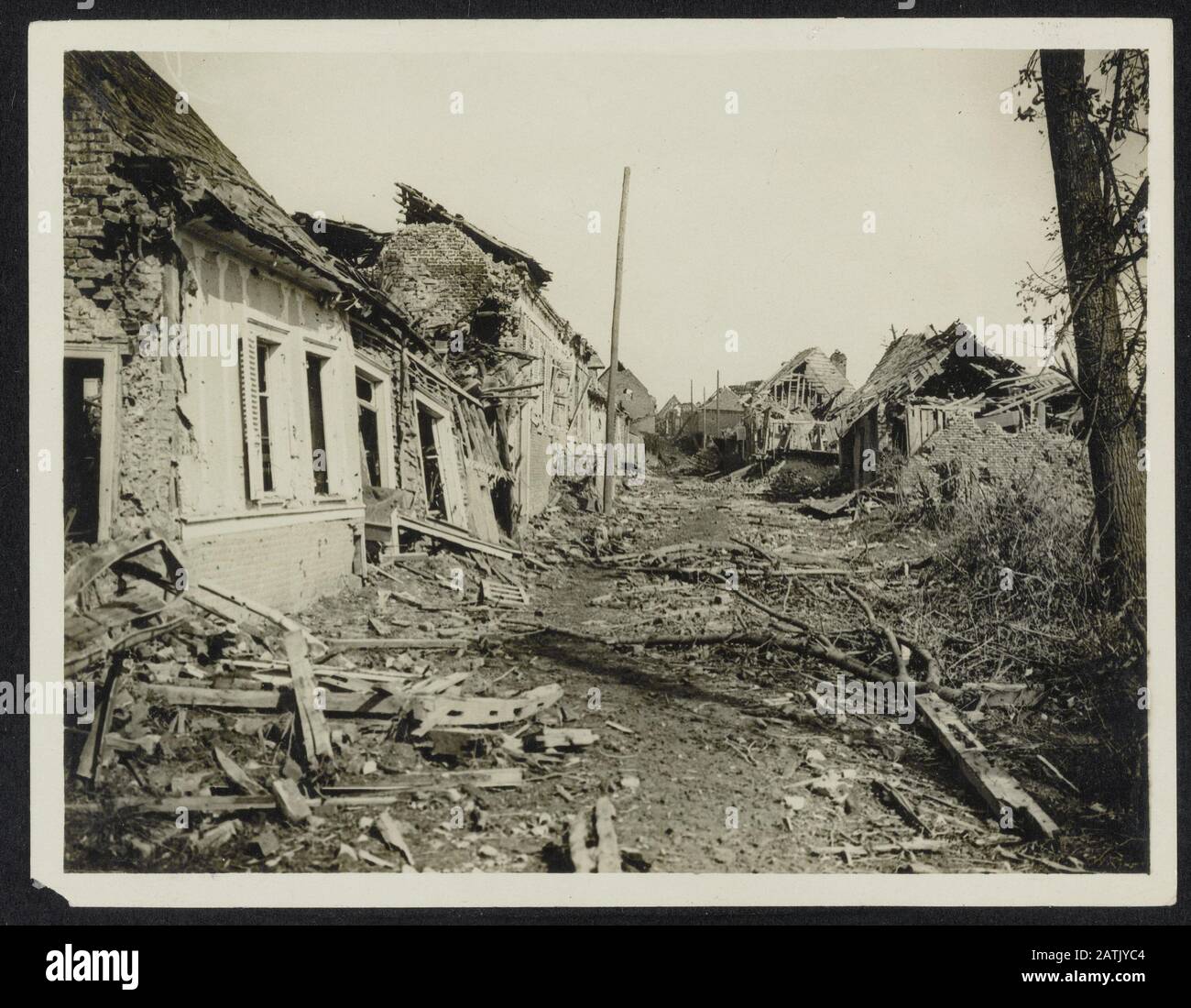 The front in France Descrizione: Combles Main Street Annotation: The front in France. Devastato principali Combles Data: {1914-1918} luogo: Combles, Francia Parole Chiave: Villaggi, Prima guerra mondiale, fronti, distruzione Foto Stock
