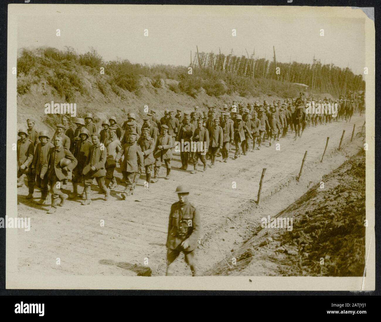 Il Fronte Occidentale Britannico. Battaglia delle Fiandre Descrizione: Un grande lotto di prigionieri che sono marciato a testa ferroviaria. Annotazione: Il Fronte Occidentale Britannico. La battaglia delle Fiandre. Grande gruppo di prigionieri di guerra tedeschi trasportati in una railhead Data: {1914-1918} luogo: Belgio Parole Chiave: WWI, fronti, prigioniero di guerra, ferrovia Foto Stock