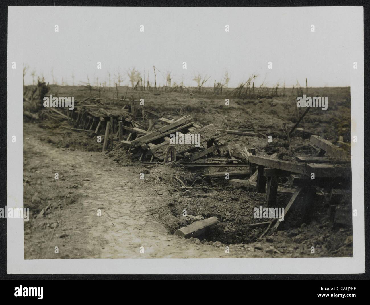 La grande battaglia di Messines Ridge Descrizione: Una ferrovia leggera Boch smased dalle nostre pistole. Annotazione: La battaglia per Messines Ridge. Un colpo a pezzi da cannone inglese tedesco linea leggera ferrovia. Data: Settembre 1916 luogo: Belgio Parole Chiave: WWI, fronti, ferrovie, distruzione Foto Stock