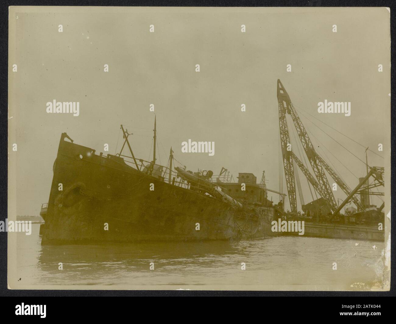 Descrizione: Galleggiante buck con una nave semi-sommersa data: {1914-1918} Parole Chiave: Bucks, prima guerra mondiale, navi Foto Stock