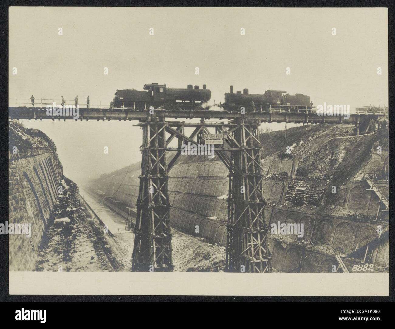 Descrizione: Truppe ferroviarie tedesche nel settore. Prova di carico di un nuovo ponte ferroviario su un letto di canale in Occidente Data: {1914-1918} Parole Chiave: WWI, canali, prove, ferrovie Foto Stock