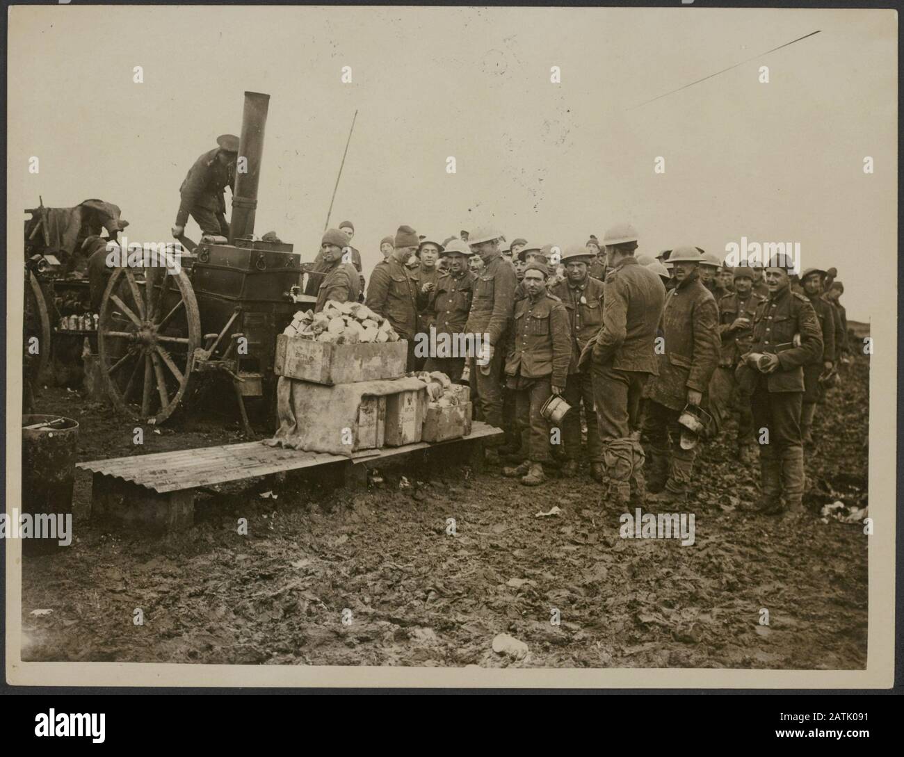 Il fronte in Francia Descrizione: Dinnertime! In attesa Del Loro Turno al Campo cucina Annotazione: Il fronte in Francia. Mealtime! Soldiers Wait Hum Turn on the Field Kitchen Date: {1914-1918} Location: France Keywords: WWI, fronti, soldati, cucine da campo, cibo Foto Stock