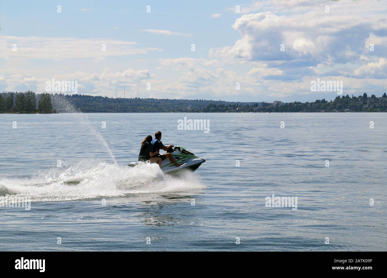 Un paio di persone stanno lasciando il porto turistico con uno sci d'acqua. Lago Di Washington, Kirkland. Foto Stock