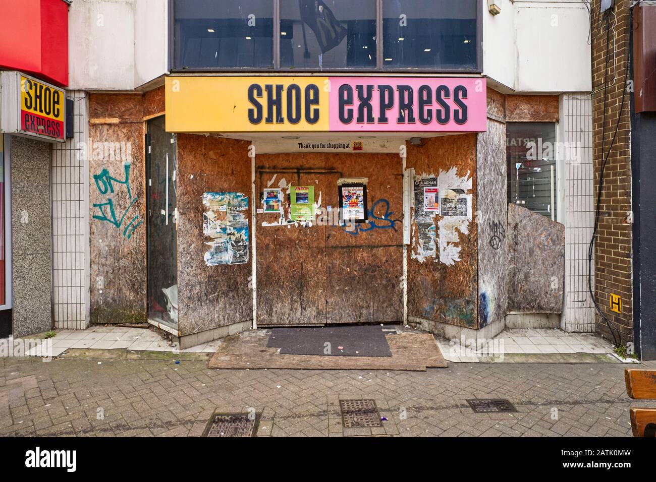 Un ramo chiuso dei negozi di Shoe Express nella principale strada dello shopping di Margate, Kent Foto Stock