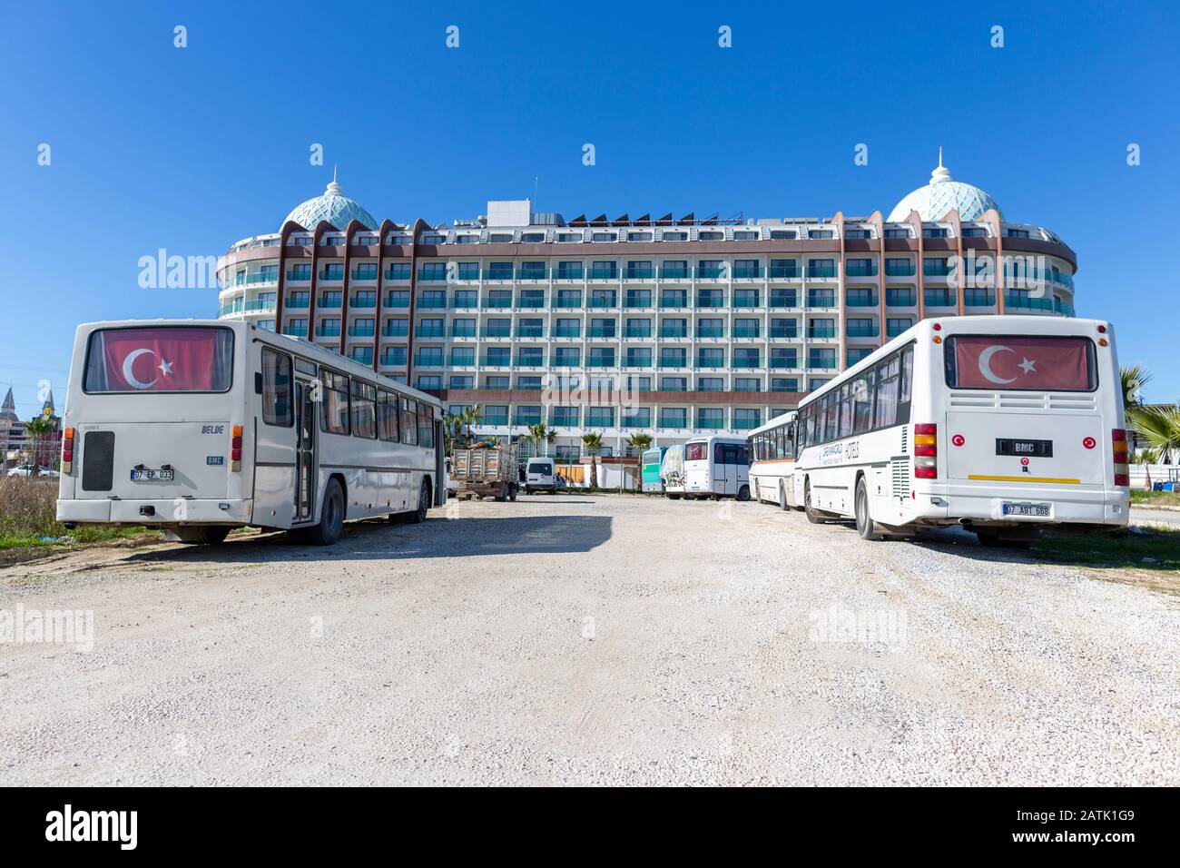 Antalya / TURCHIA - 22 GENNAIO 2020: Gli autobus dall'hotel Dreamworld si trovano di fronte all'hotel Dreamworld in Turchia. Foto Stock