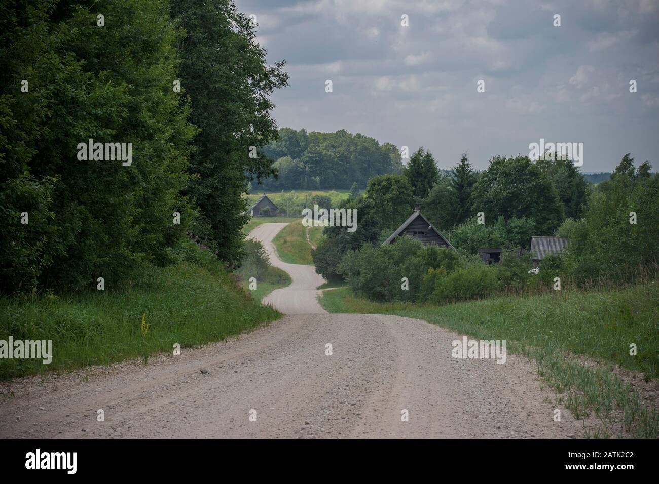Strada sterrata tortuosa immagini e fotografie stock ad alta ...