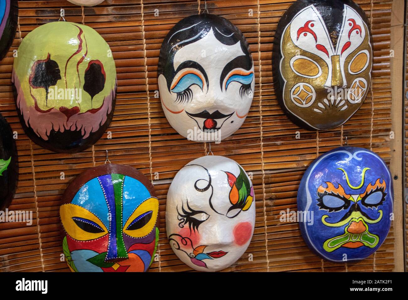Maschere culturali dipinte a mano fatte dopo i personaggi teatrali  dell'arte dello spettacolo vietnamita, Ogni maschera esprime un'emozione di  un solo charact Foto stock - Alamy