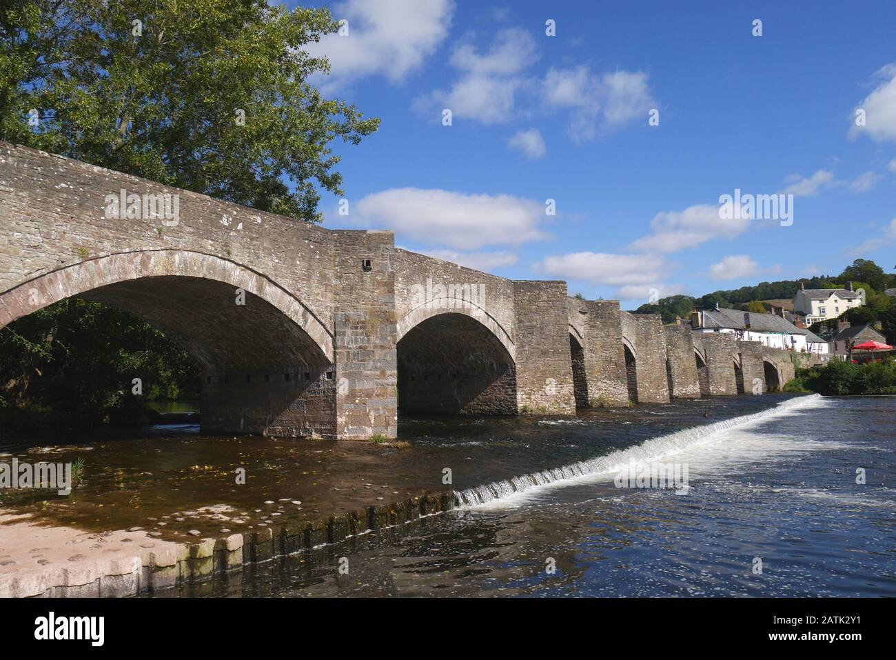Il ponte di grado uno elencato 18th secolo, che si erge sopra un weir, attraverso il fiume Usk, Crickhowell, Powys, Galles, Regno Unito Foto Stock