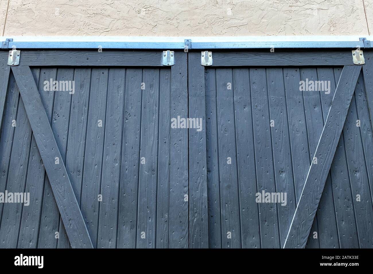 una coppia di porte scorrevoli in fienile blu Foto Stock