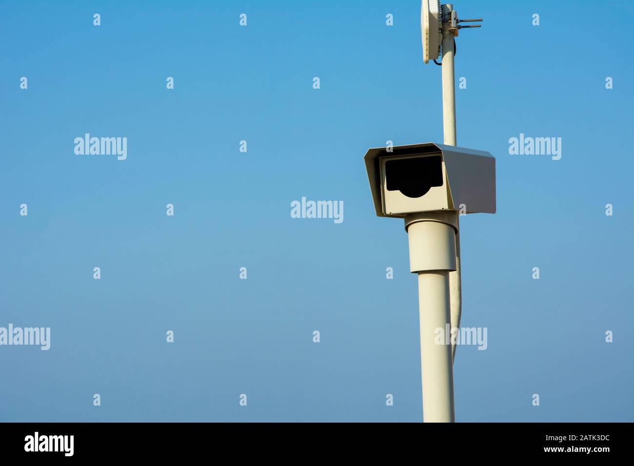 Telecamera di sicurezza che si trova all'esterno del cielo Foto Stock