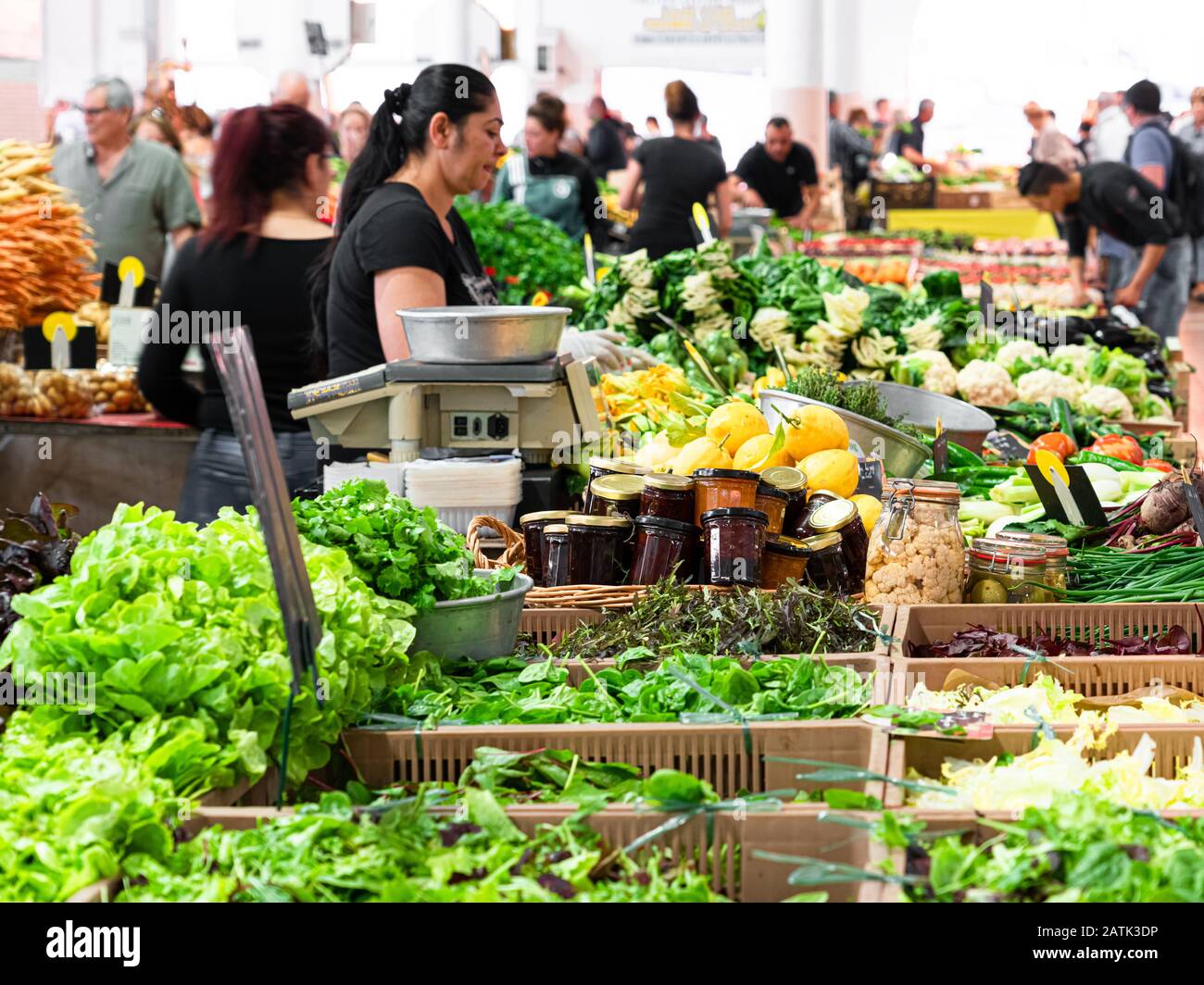 Cannes, FRANCIA - 01 GIUGNO 2019: Frutta Fresca e Verdura sana in vendita in supermercato Foto Stock