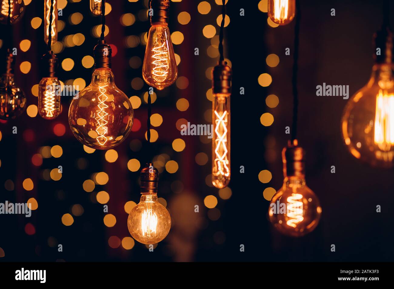 Imposta la lampada Edison retro su sfondo scuro bokeh Foto Stock